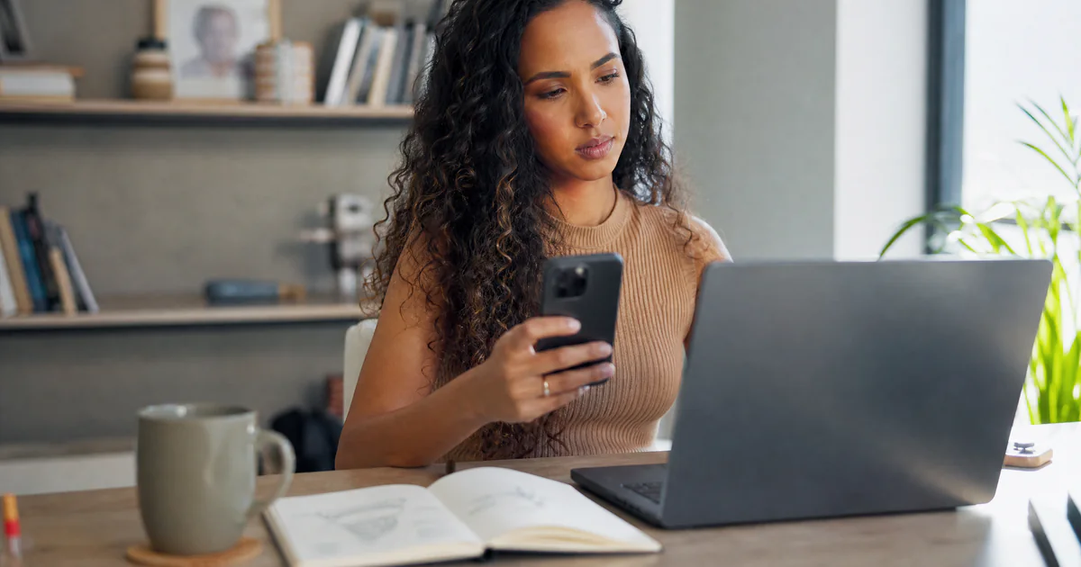 Empreendedora testando a própria página de vendas no celular e no computador