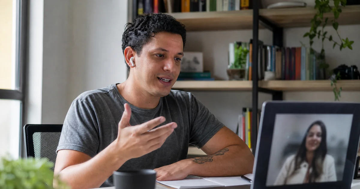 Gestor de tráfego conversando com a cliente sobre as metas do mês por videochamada