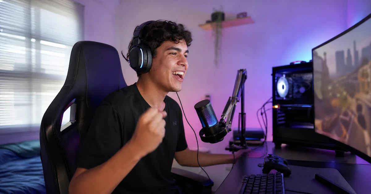 Criador de conteúdo gamer gravando gameplay no seu setup com luzes de LED