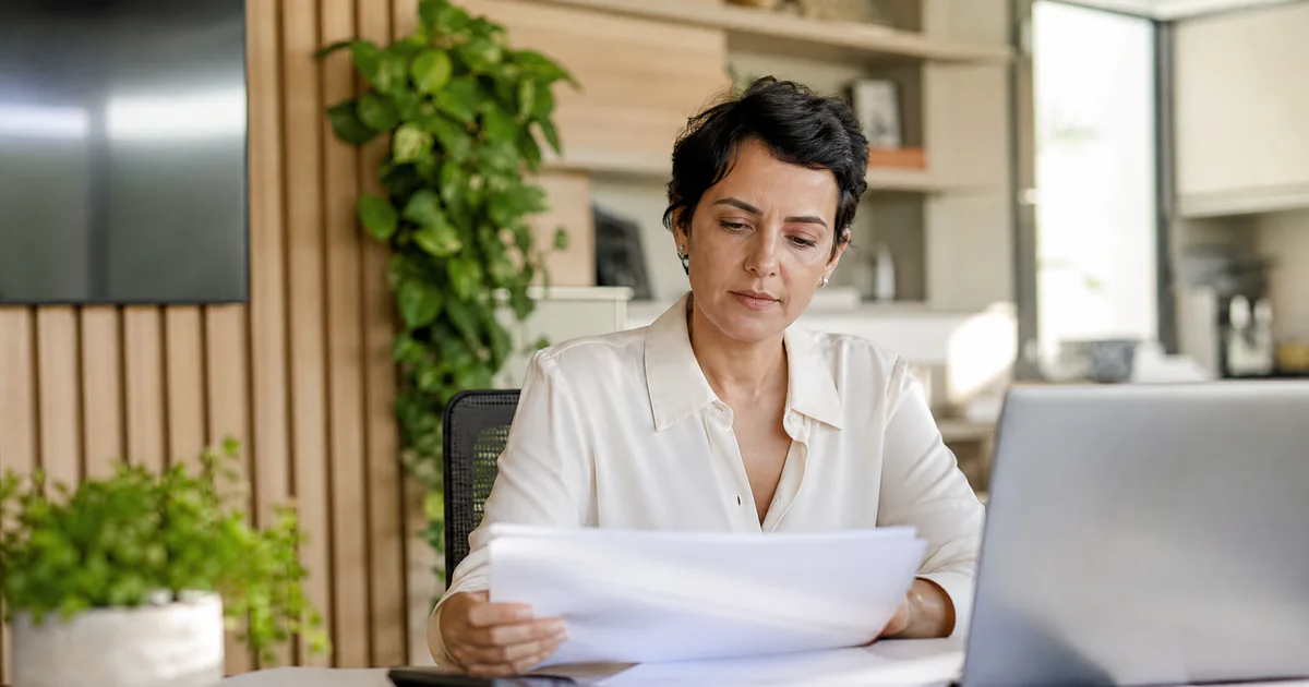 Empresária analisando o lucro líquido do mês na mesa do escritório