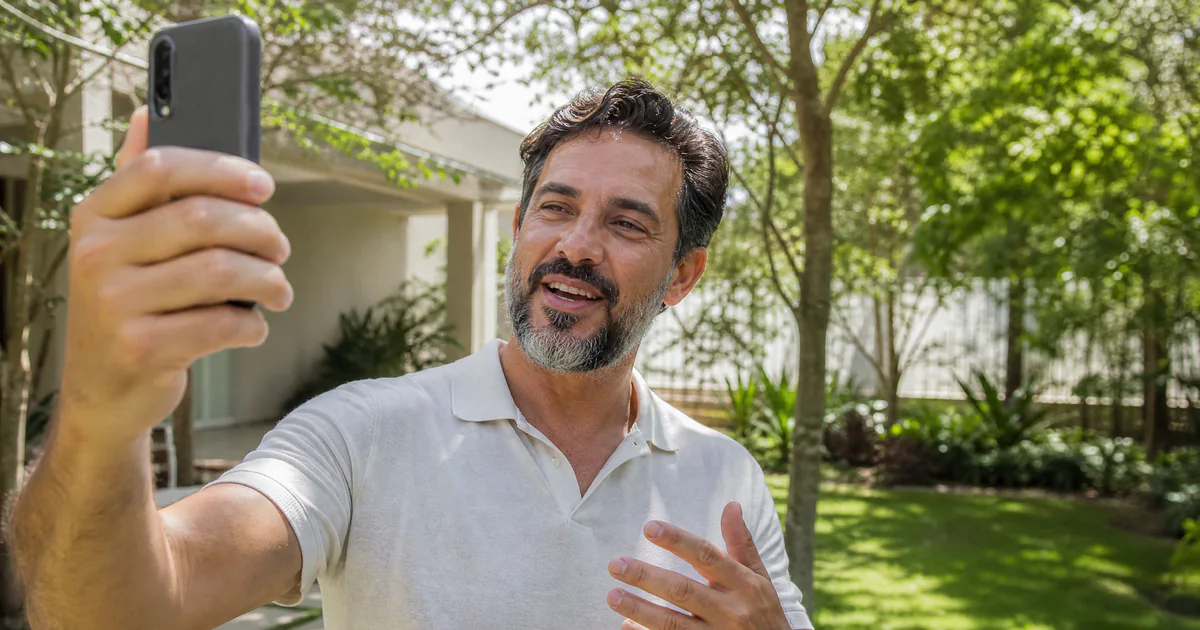 Cliente gravando um depoimento em vídeo com o celular para a empresa