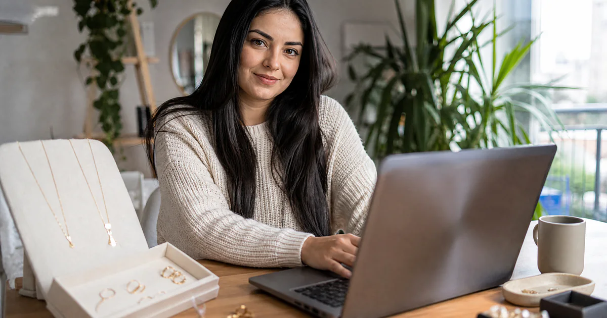 Dona de loja virtual configurando a primeira campanha de anúncios