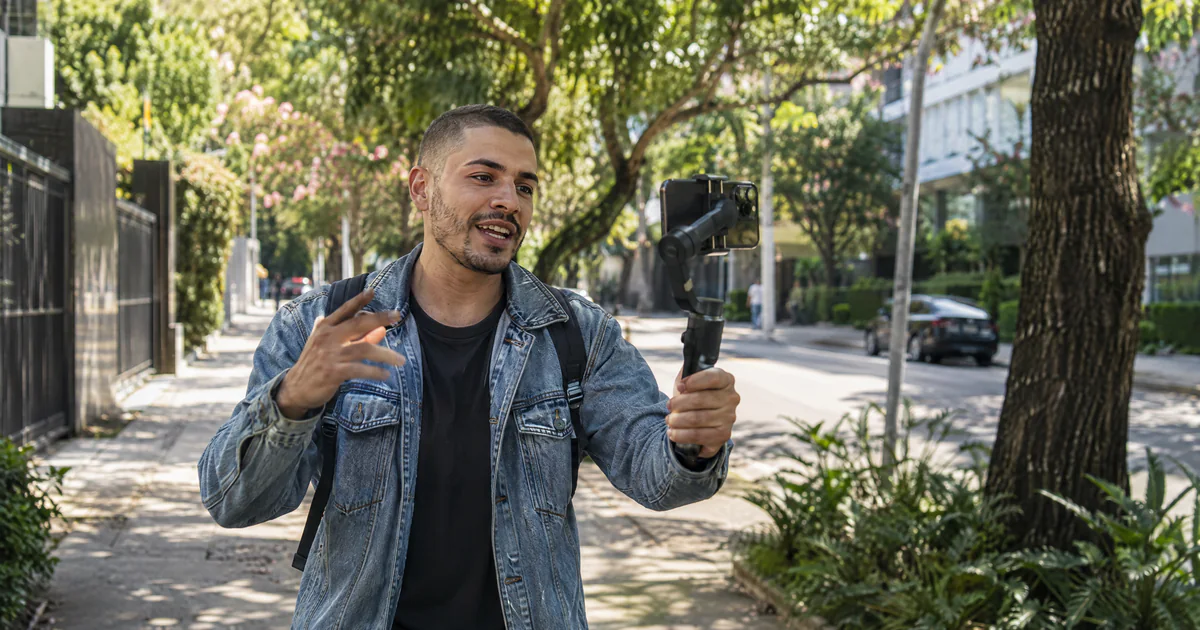 Criador de conteúdo gravando vídeo com mais de um minuto para o TikTok